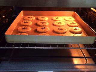 11、桃酥饼干,入预热好的烤箱中层，175度烤约13至15分钟，观察桃酥上色即可。