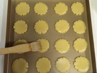 9、桃酥饼干,用刷子给桃酥刷上鸡蛋液。