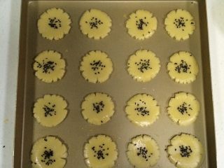 10、桃酥饼干,给桃酥撒上少许黑芝麻。