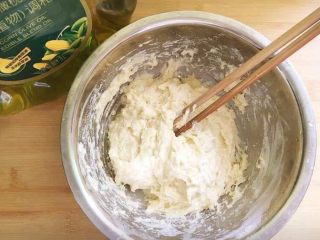 1、意式四季披萨,先制作披萨饼底面团，用料混合即可不需揉面。室温发酵1小时。