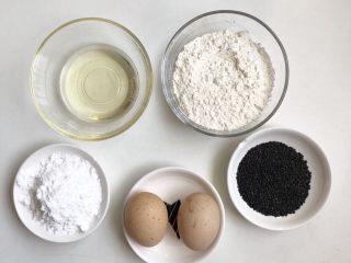 1、黑芝麻薄脆饼,准备材料如上图