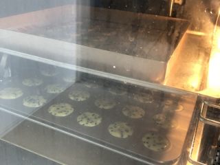 8、黑芝麻薄脆饼,提前预热烤箱160度，烤18-20分钟，最后几分钟注意观察上色情况，一不小心会烤焦掉，所以最后几分钟蹲点观察