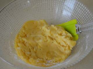 10、杏仁酥,翻拌均匀。