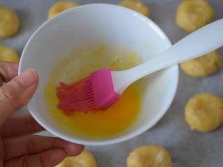 14、杏仁酥,刚才预留的鸡蛋液派上用场了。