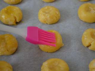 15、杏仁酥,每个表面均匀的刷一层鸡蛋液。