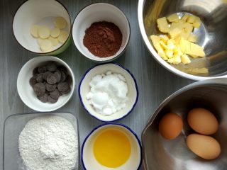 1、可可钢琴蛋糕,准备好各种食材,黄油切小块室温软化