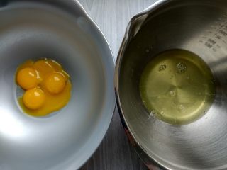 2、可可钢琴蛋糕,取两个鸡蛋,蛋清蛋黄分离。我这两个鸡蛋都是双黄蛋,这运气也是没谁了吧?:)蛋黄比例多,相对蛋清就比较少,不过没关系,只需要两片蛋糕体。
