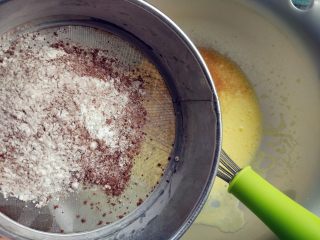 4、可可钢琴蛋糕,筛入低筋粉和可可粉(辅料中标准的分量)的混合物