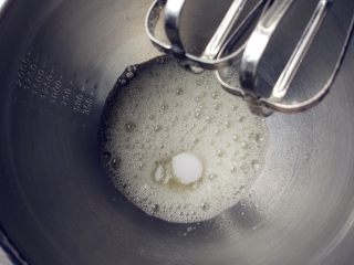 7、可可钢琴蛋糕,预热烤箱的同时,将蛋清加几滴柠檬汁,打至鱼眼泡,加1/3的细砂糖(辅料标注的量),逆时针打发