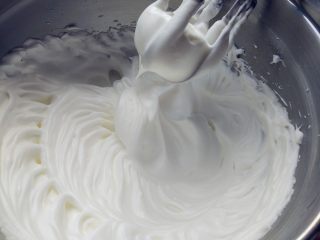 9、可可钢琴蛋糕,打发到大弯钩的湿性发泡状态,再加入最后1/3的细砂糖,直到打发到干性发泡,即提起静止的打蛋头,形成小尖角状态