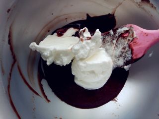 10、可可钢琴蛋糕,将打发好的蛋清分三次加入蛋黄糊中,翻拌均匀