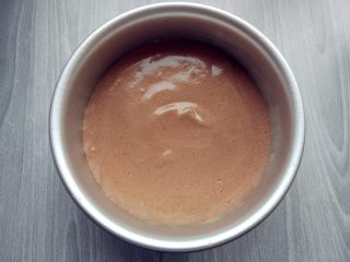 12、可可钢琴蛋糕,倒入六寸阳极蛋糕模中,表面抹平,稍颠几下震出气泡