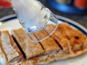 6、广式脆皮烧肉,再在瘦肉面和侧面已经缝隙里撒上现磨的海盐，抹匀