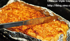 13、广式脆皮烧肉,取出，用刀刮去烤焦的部分，然后抹上一点点油（或者用cooking spray喷少许油），继续烤10分钟左右；