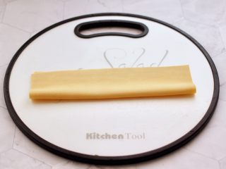 4、凉拌菊花豆皮,取一份先横着对折一下。