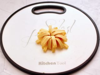 8、凉拌菊花豆皮,用手整理一下,立起来就是菊花的花朵模样了。