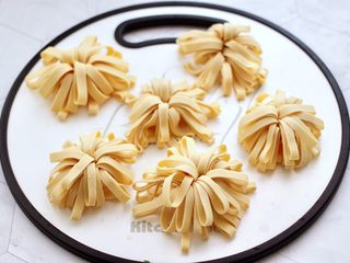 9、凉拌菊花豆皮,依次做完所有的豆皮。