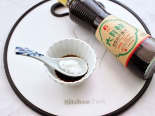 12、凉拌菊花豆皮,碗中放入生抽和适量的盐,白糖和陈醋。