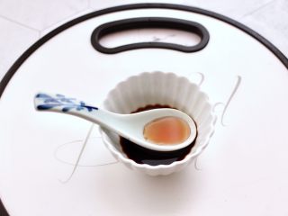 13、凉拌菊花豆皮,再倒入芝麻油。