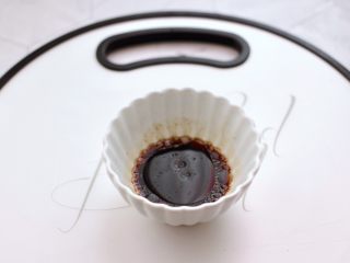 14、凉拌菊花豆皮,把所有的调料混合拌匀即可。