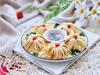 15、凉拌菊花豆皮,把调好的汁或倒入盘中,或是蘸着吃,这个随自己喜好而选择,调料汁里再撒上少许白芝麻即可。