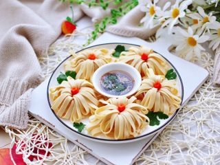 16、凉拌菊花豆皮,凉拌菊花豆皮就做好了,漂亮又好吃,而且营养丰富又不长肉肉。