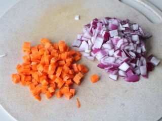 3、平底锅披萨,洋葱、胡萝卜切碎；