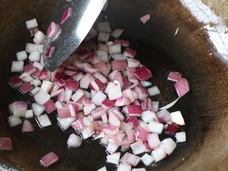 5、平底锅披萨,锅内放适量色拉油，放入洋葱炒出香味；