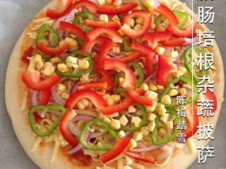 3、腊肠培根杂蔬披萨,依次铺上洋葱、玉米粒、青椒、红椒。