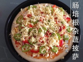 4、腊肠培根杂蔬披萨,中途再铺上一层芝士。