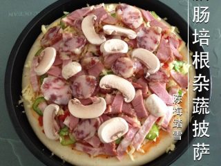 5、腊肠培根杂蔬披萨,依次铺上培根、鸭胸肉、腊肠和口蘑。
