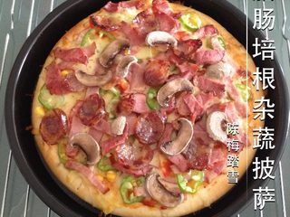 7、腊肠培根杂蔬披萨,15分钟后取出再铺上一层芝士。