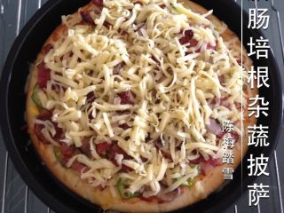 8、腊肠培根杂蔬披萨,烤架放电烤箱中上层继续烤5分钟。