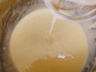 6、#元气早餐#软香小松饼,用Z字型搅拌至面糊无颗粒