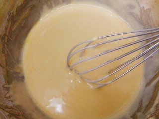 9、#元气早餐#软香小松饼,搅拌至面糊细腻顺滑