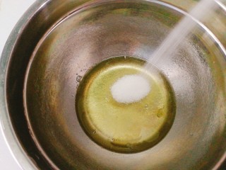 10、#元气早餐#软香小松饼,蛋清中滴入柠檬汁，加入10g细砂糖进行打发