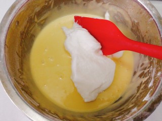 12、#元气早餐#软香小松饼,分两次混合蛋黄糊与蛋白霜