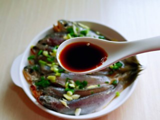 5、酥炸小黄鱼,加入生抽。