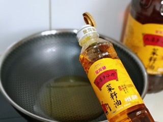 8、酥炸小黄鱼,起锅，加入菜籽油。