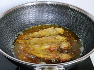 11、酥炸小黄鱼,小火炸至金黄。
