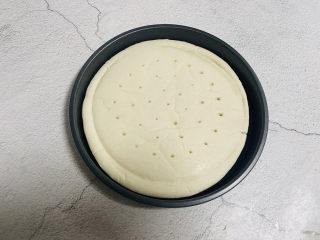 1、培根火腿披萨,披萨饼皮放入烤盘