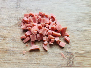 2、培根火腿披萨,火腿切丁