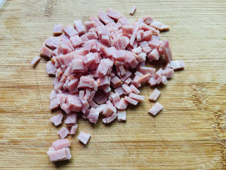 3、培根火腿披萨,培根切丁