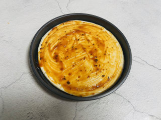 7、培根火腿披萨,刷上披萨酱