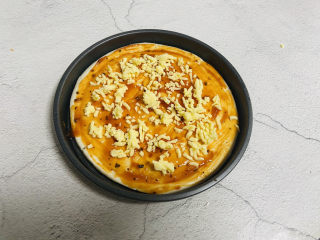 8、培根火腿披萨,撒上马苏里拉芝士