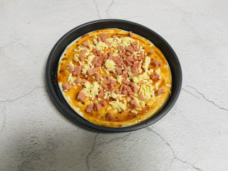 9、培根火腿披萨,撒上火腿丁