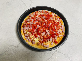 11、培根火腿披萨,撒上红椒粒