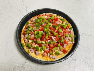 12、培根火腿披萨,撒上青椒粒