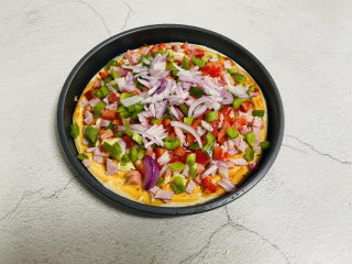 13、培根火腿披萨,撒上洋葱碎