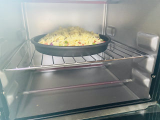 15、培根火腿披萨,烤箱预热上下管180度十分钟